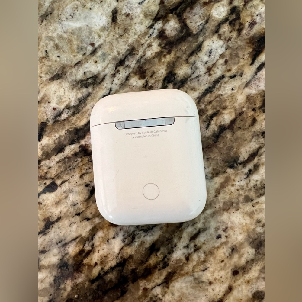 AirPod case - Picture 2 of 4